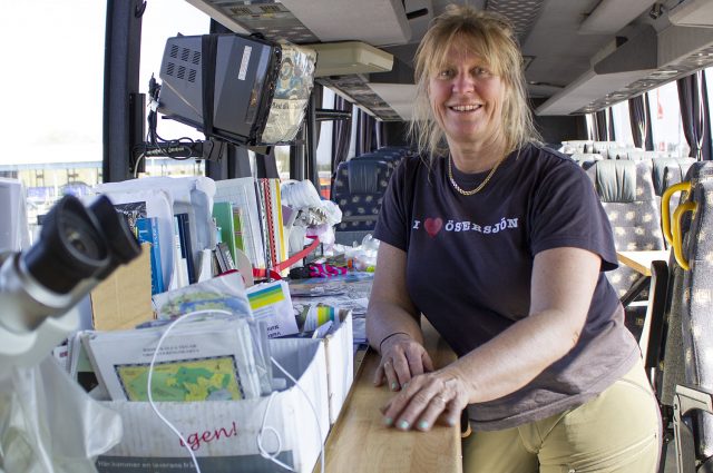 Anette Aspegren-Güldorff inne i Ekoturens buss.
