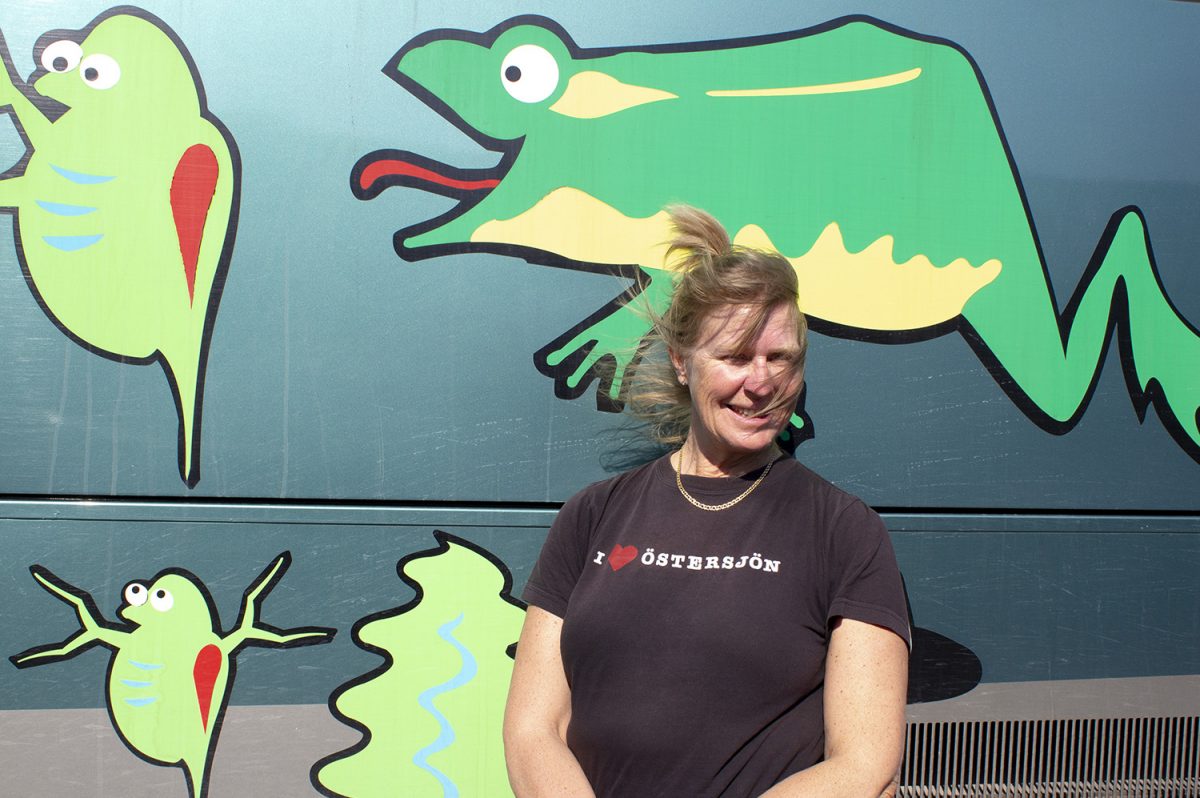 Anette Aspegren-Güldorff vid Ekoturens buss.