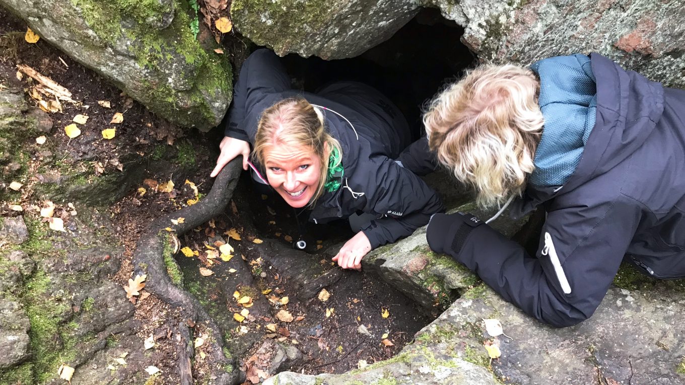 Två kvinnor vid en grotta