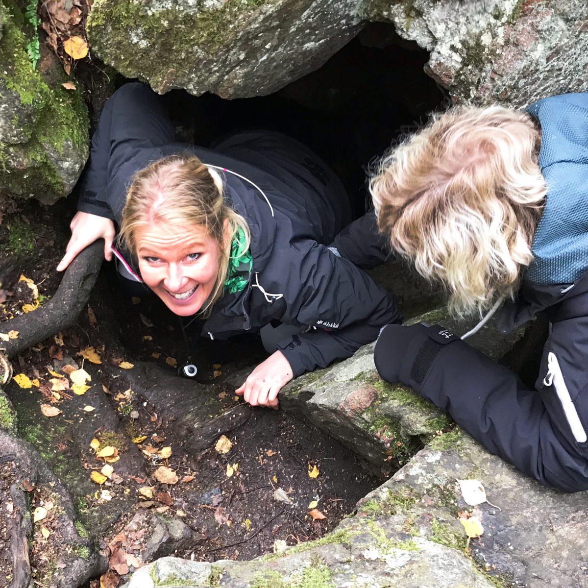 Två kvinnor vid en grotta