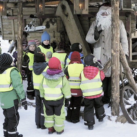 Kolmårdstomten pratar med nyfikna barn vid sin tomteby