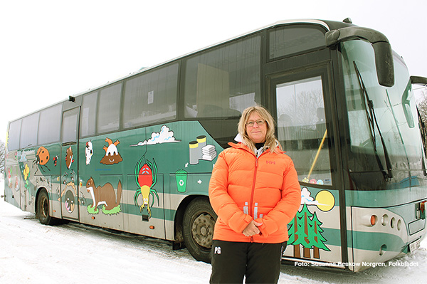 Anette framför Ekoturens buss. Foto: Susanna Beskow Norgren, Folkbladet