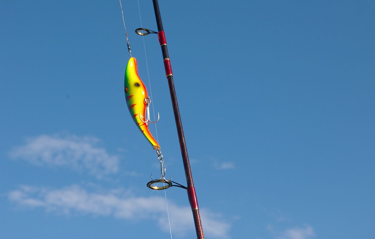 Ett fiskespö med färgglatt drag